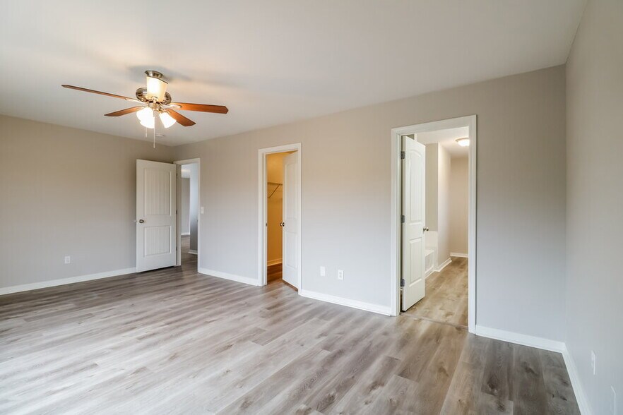 Building Photo - 558 Wellington Dr