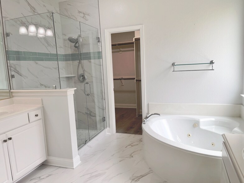 Main shower room and garden tub - 4509 Stargazer Dr