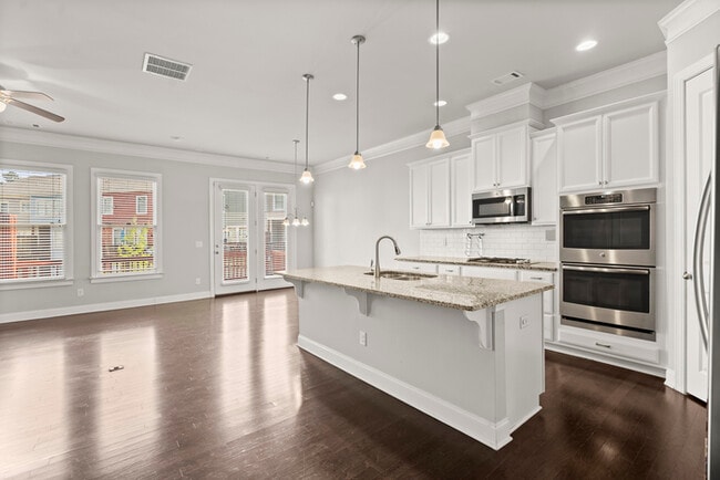 Building Photo - Townhouse - 4 Beds - 4 Bath