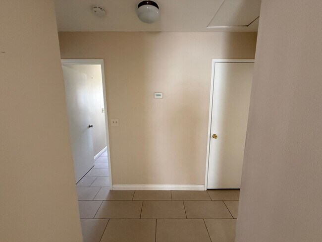 Building Photo - Duplex! 2 bedrooms 2 bathrooms