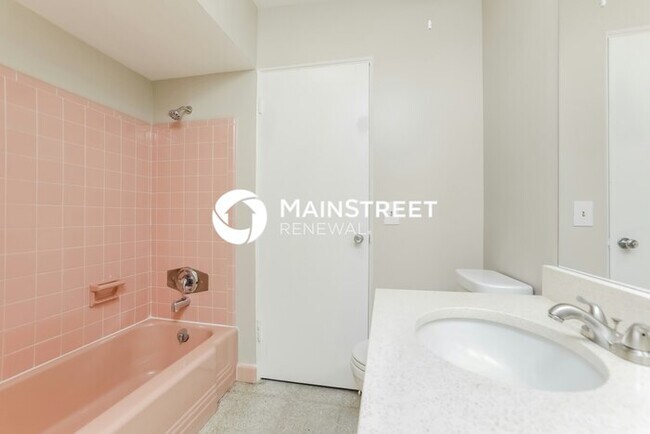 Building Photo - 4 Bedroom Pet-Friendly Home in Edgewood, FL with Main Street Renewal