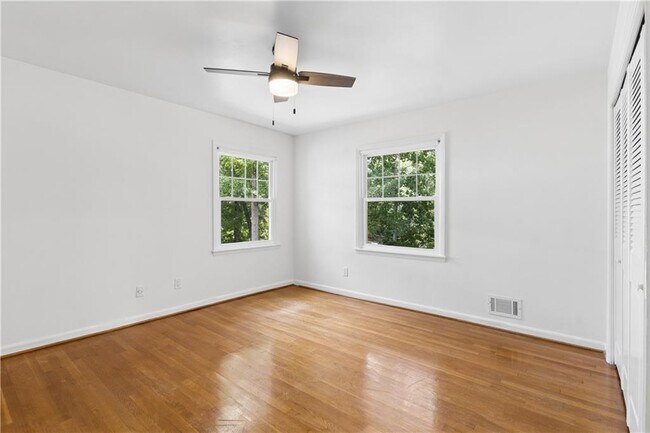 Building Photo - 800 Glenairy Dr NE