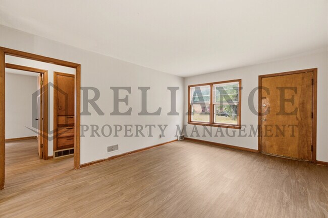 Building Photo - 374 N Hillcrest St