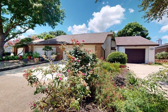Building Photo - Spacious Townhome with Lake Views on a Pri...
