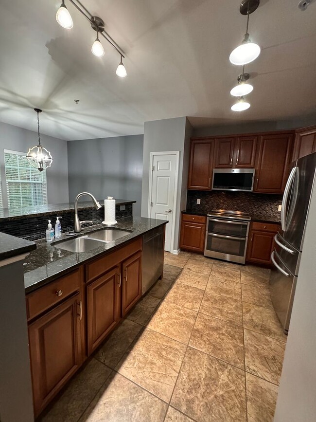 Building Photo - Beautiful 3 Bedroom town-home in Haymaker Pointe