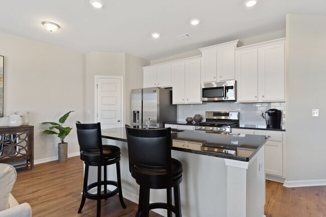 Building Photo - 3 BEDROOM TOWNHOME IN OAKWOOD! Rabun Floorplan