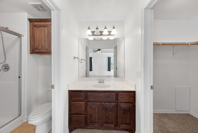 Building Photo - Are you looking for a short term rental. Look No further!!