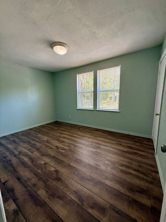 Building Photo - Great and Affordable 4 Bedroom 2 Bathroom House for Rent