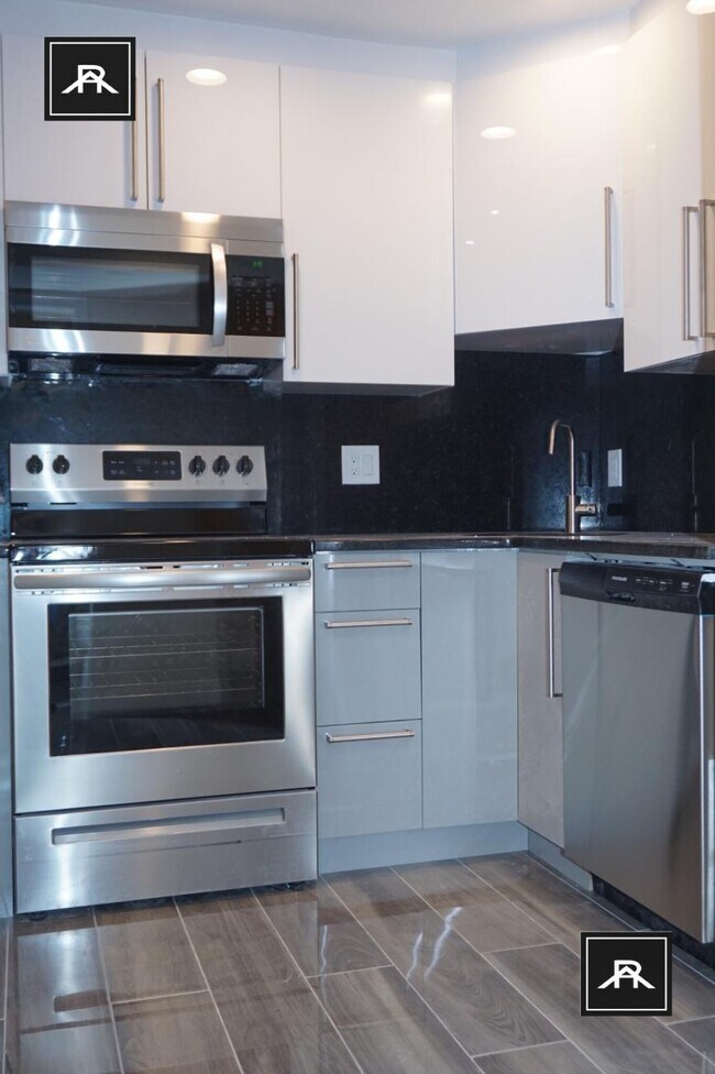Building Photo - 3 bedroom in Brookline MA 02445