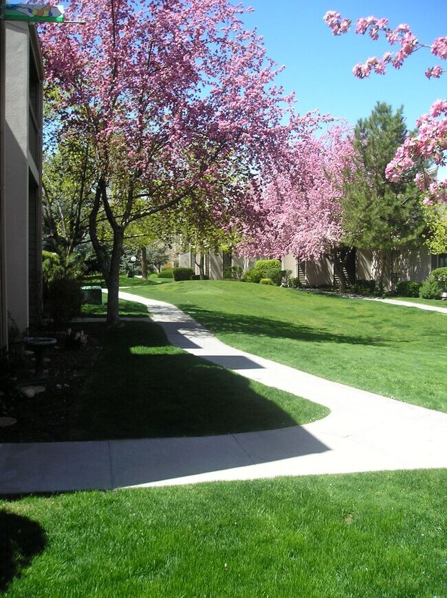 Building Photo - Holladay T/Home in Beautiful Garden Setting