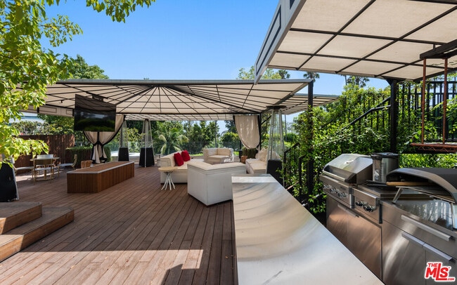 Building Photo - 1111 Sierra Alta Way