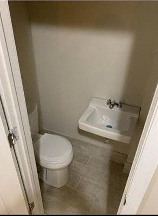 Building Photo - 5 Bedroom House for Rent