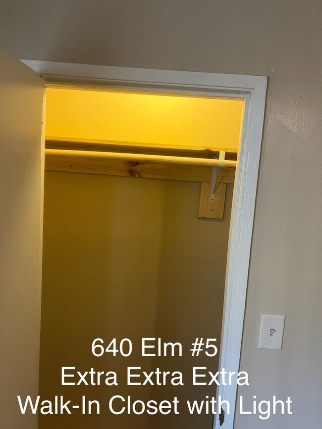 Building Photo - Walk to Downtown & Beach!!