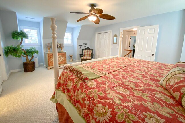 Building Photo - Beautifully FURNISHED Off Season 3bd/2.5 BA Single Family Home