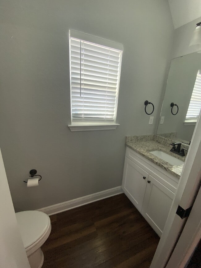 Building Photo - Situated in DeVillier's Square within convenient walking distance to Palafox, this contemporary r...