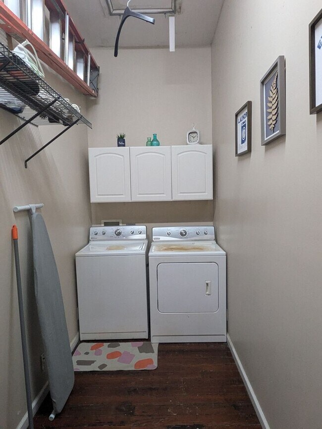 Building Photo - Cute Upstairs Down Town Apartment!