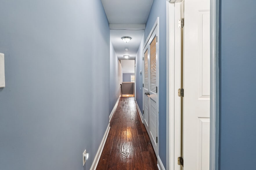 Building Photo - 1332 Levis St NE