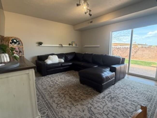 Building Photo - Beautiful 4 Bed / 2.5 Bath Home in Quiet Neighborhood