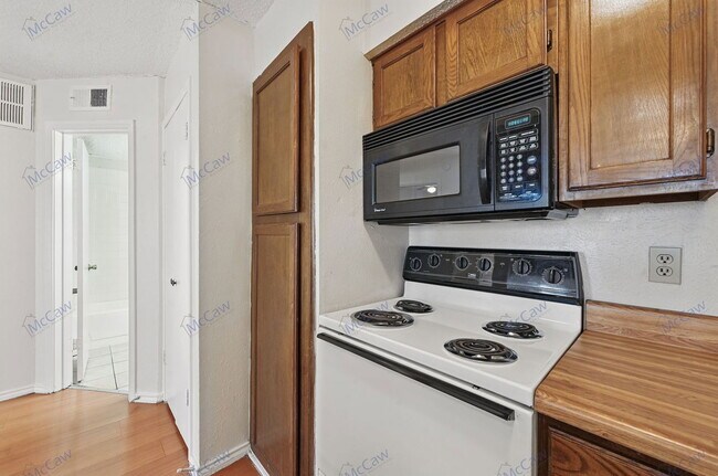 Building Photo - 9520 Royal Ln