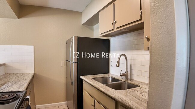 Building Photo - Price to Lease Fast! $899/mth!