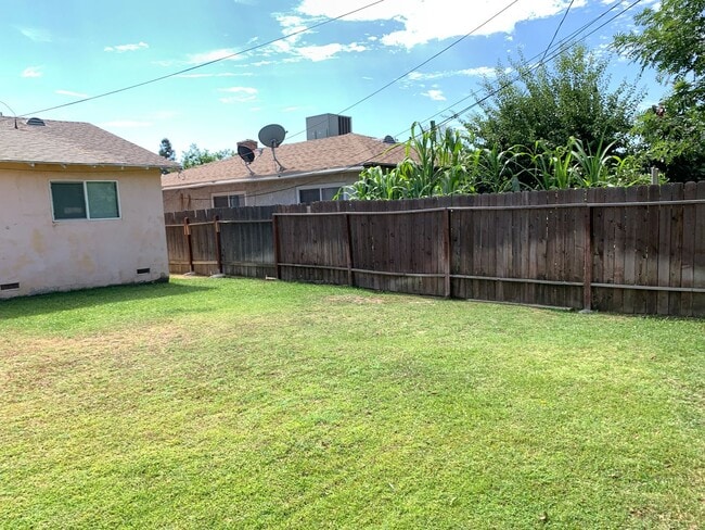 Building Photo - Super Cute 3 Bedroom Home For Rent in Oildale - $1695 Rent Available mid June