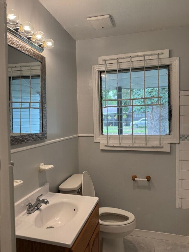 Building Photo - 5726 Lakefield Dr