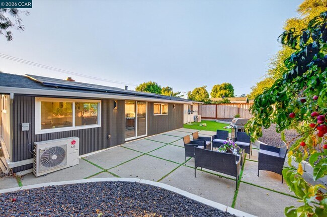Building Photo - 3360 Esperanza Dr
