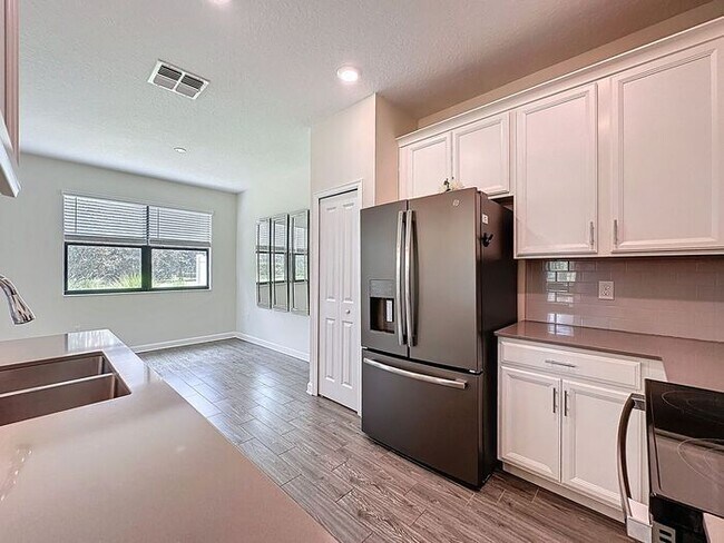 Building Photo - Beautiful Furnished townhome in Vistas of ...