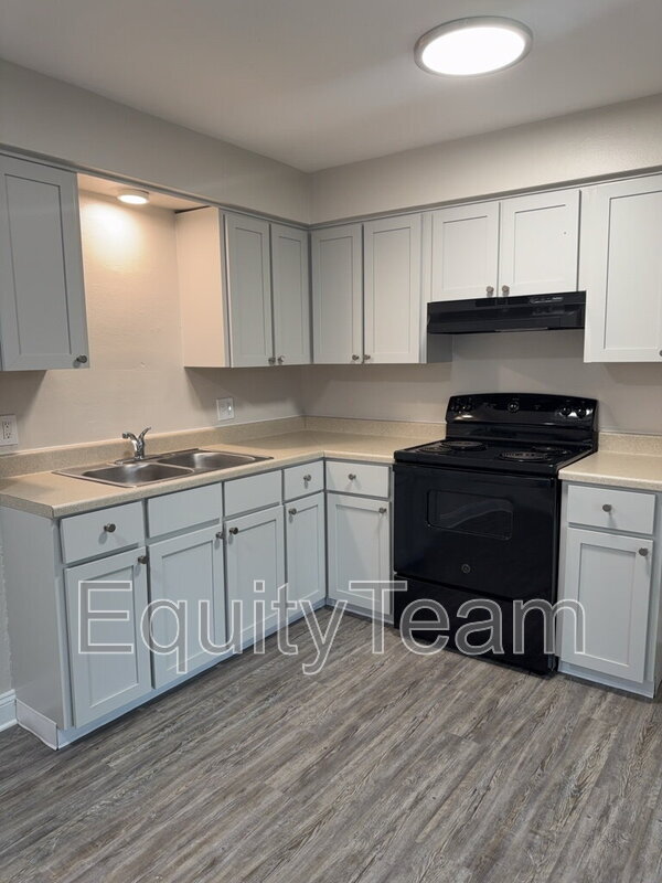 Building Photo - 204 N 10th St