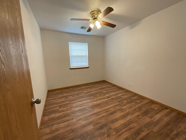 Building Photo - Nice 2BR/1BA in Joplin near MSSU campus! (upstairs unit with Balcony! ) HUD APPROVED!!