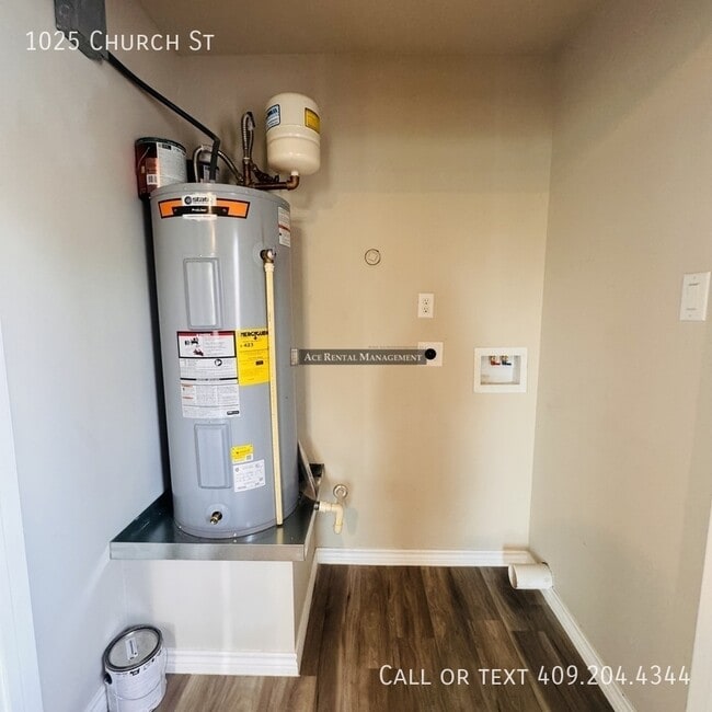 Building Photo - 1025 Church St