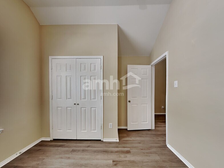 Building Photo - 4004 Heavenly Way