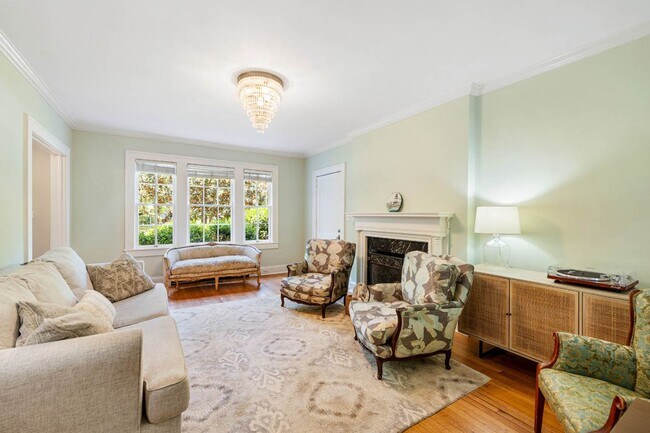 Building Photo - Stunning 3 bedroom FURNISHED MID-TERM RENTAL home in historic downtown Burlington