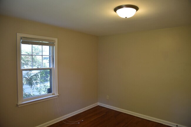 Building Photo - 3 Bedroom Home in Clintonville/Beechwold Area
