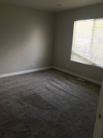 Building Photo - 633 S Teresa St