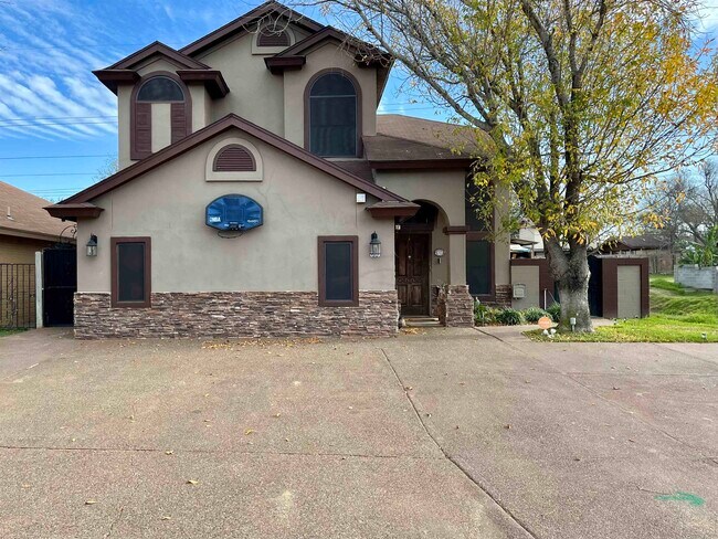 Primary Photo - 527 Acacia St