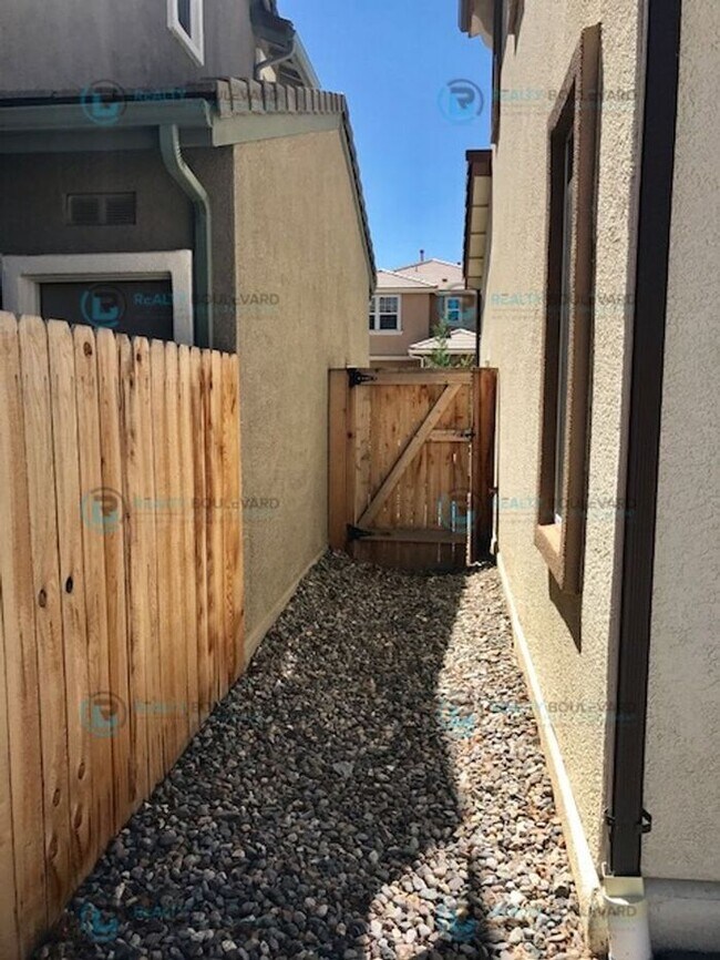 Building Photo - Beautiful 3-Bedroom Home in South Meadows ...