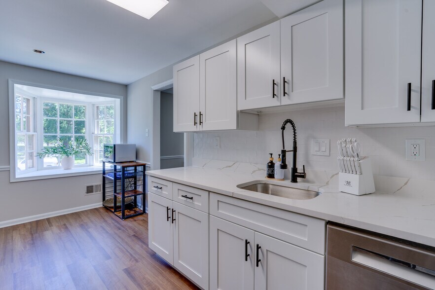 Kitchen - 8056 Central Park Dr