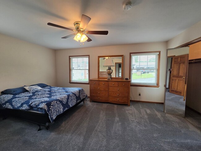 Building Photo - Beautiful Split Entry - 3 Bedroom 2 Bathro...