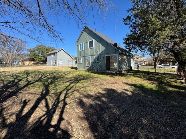 Building Photo - 2305 Lazy Ridge Dr