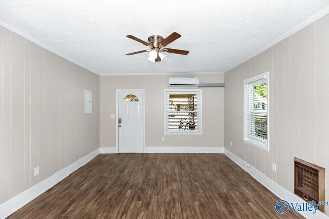 Building Photo - 512 Oshaughnessy Ave NE