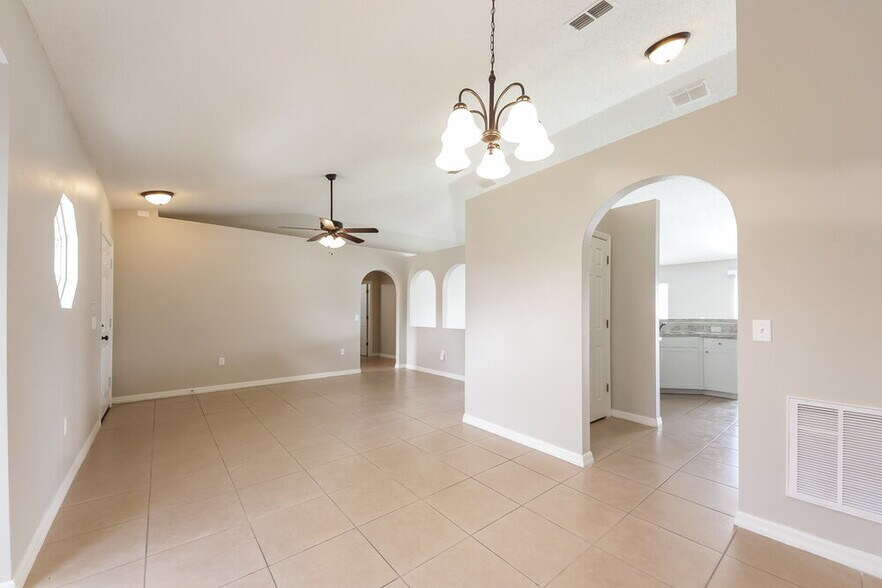 Building Photo - 330 Medina Ct