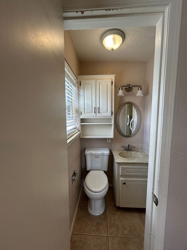 Building Photo - 3 bedroom, 1 3/4 baths NOW AVAILABLE in the Eisenhower School District!