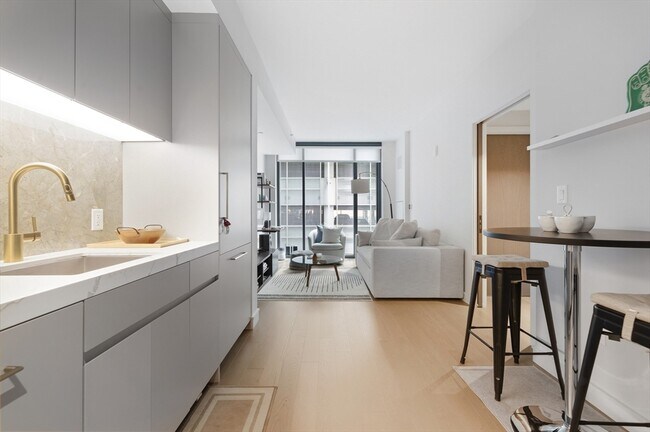 Building Photo - 55 Lagrange St