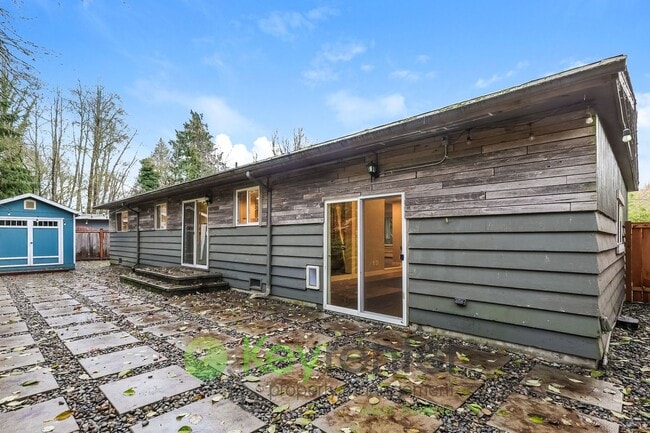 Building Photo - Remodeled Home with Zen Room, Soaking Tubs & Gas Fireplace