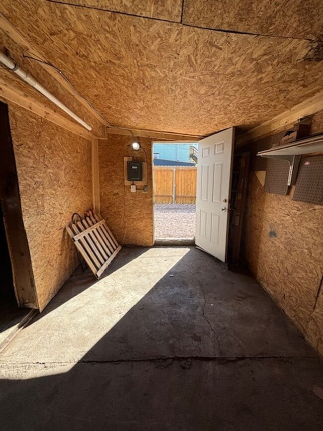 Building Photo - Adorable 4 Bedroom 2 Bathroom Single Famil...