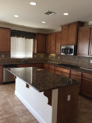 Building Photo - Manteca 4 Bedroom 1/2 bath 2 Car Garage ta...