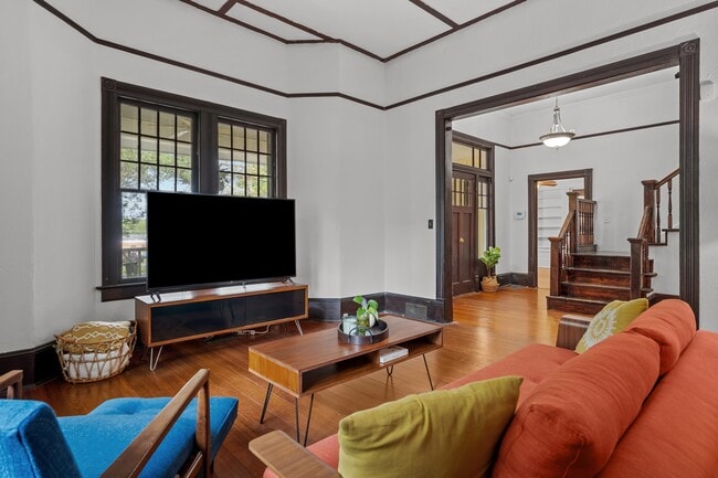 Building Photo - 802 N Poplar St