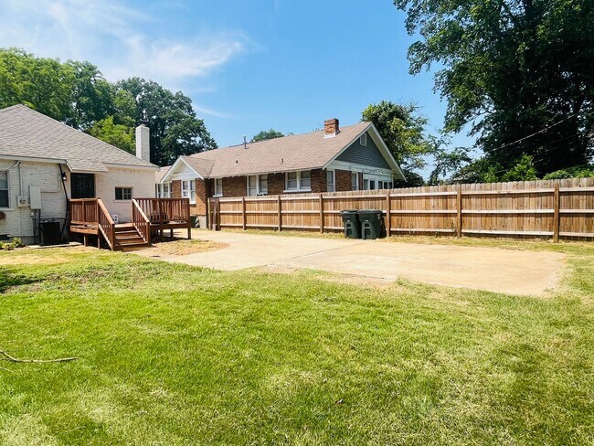 Building Photo - 2 minutes away from Rhodes College! Beautifully Renovated! Pets are owner's approval, fees do apply.