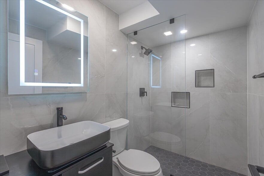 Building Photo - 1732 W Beach Ave